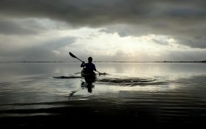 amanecer nublado al delta del ebro en kayak