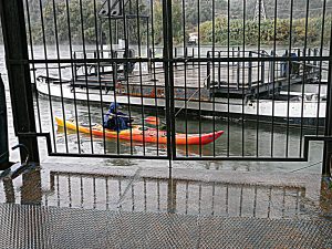 kayak al rio ebro en lluvia